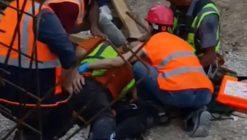 Adana'da İnşaatta Yaşanan Acı Kaza: İki İşçi Yaralandı