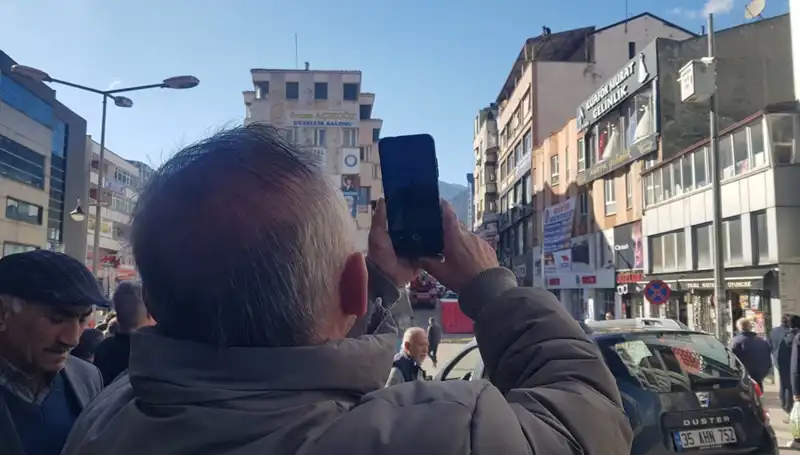 Çatıya Çıkan Kişiyi Görmek İçin Yarışanların İlginç Anları