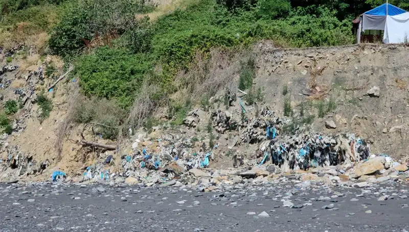 Kozlu Sahil’de Görülen Çöp Yığını, Doğayı Tehdit Ediyor