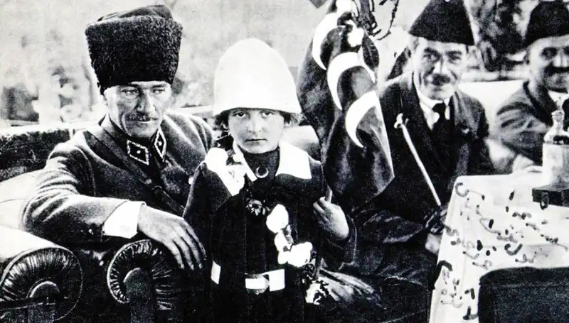 Unutulmaz Fotoğraf: O Şapkanın Altında Bir Bayram Doğdu!