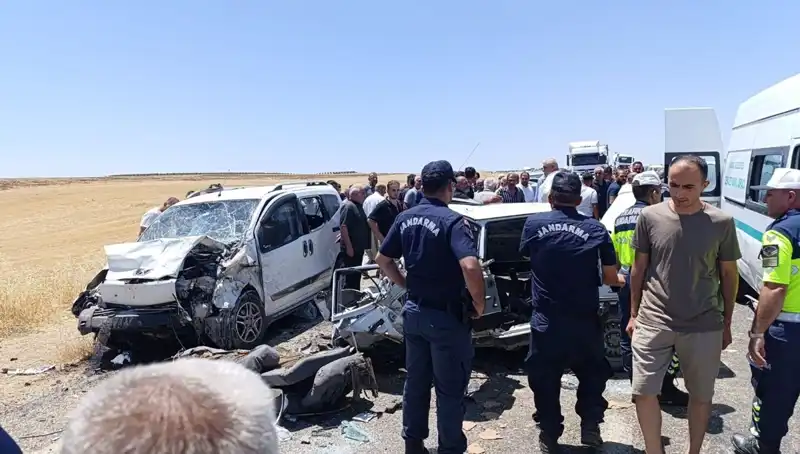 Otomobil ve Hafif Ticari Araç Çarpıştı: Feci Kaza Sonucu 4 Ölü, 1 Yaralı