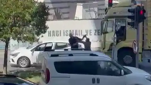 İstanbul Trafiğinde Çekiçli Dehşet: Bir Gece Yarısı Olayı