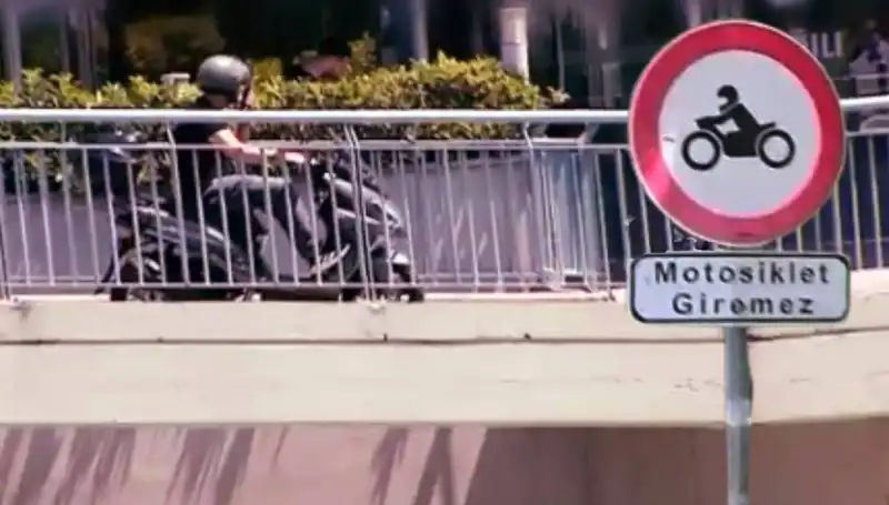 Üst Geçitler Motokuryelerin Vahşi İşgali Altında: Sorun Büyüyor