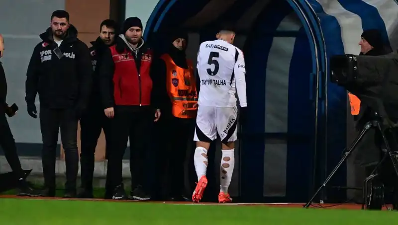 Beşiktaşlı Tayyip Talha'nın Kırmızı Kartları Sonrası Özür Dilemeyi Tercih Etti