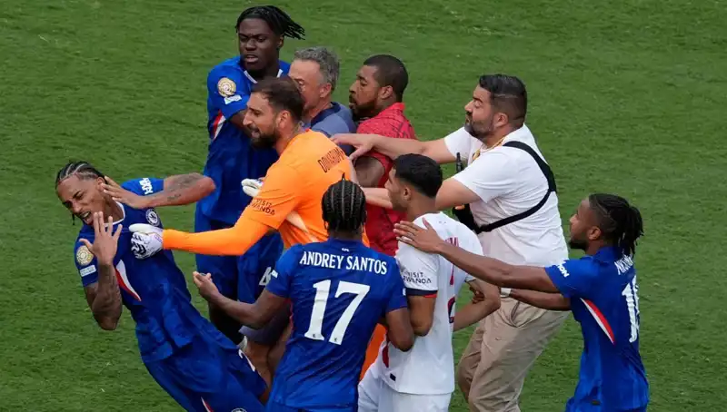 Stadyumda Şok Gelişme: Teknik Direktör, Futbolcuyu Yumrukladı!