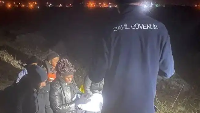 İzmir'de 7 Düzensiz Göçmen Operasyonu: İnsan Ticaretiyle Mücadele Devam Ediyor
