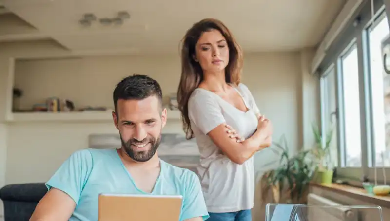 Aşkın Kıskançlık Yüzü: Sevgilinizin Hissettiği Gerçek Duygular Nedir?