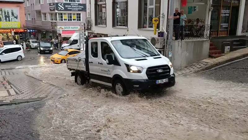 10 Dakikada Gelen Sağanak, Şehirleri Sular Altında Bıraktı