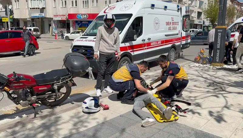 Aksaray'da Motosiklet Kazası: İki Kişi Yaralandı, Olay Anı Kameralarda