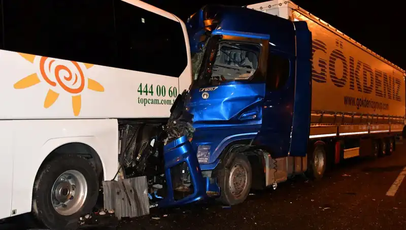 Tur Otobüsü TIR ile Çarpıştı: 13 Kişi Hastaneye Kaldırıldı